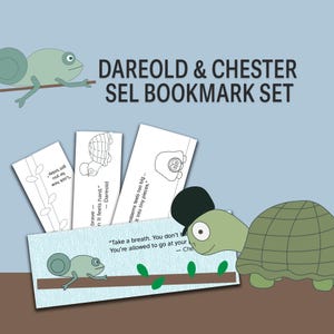Op de afbeelding: Een set bladwijzers met cartoon illustraties van een kameleon en een schildpad. De bladwijzers hebben inspirerende citaten en de tekst "DAREOLD & CHESTER SEL BOOKMARK SET". De kleuren zijn groen, blauw en wit.