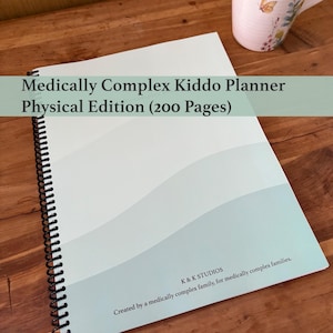 以下が含まれることがあります： 「Medically Complex Kiddo Planner Physical Edition (200 Pages)」と題された、スパイラル綴じのプランナー。表紙は青とグレーの色合いの波模様です。「K & K STUDIOS」の文字とキャッチコピーも表示されています。