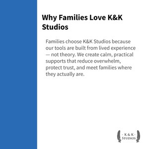 Pu&ograve; includere: Sfondo bianco con barra laterale blu. Il testo recita "Perch&eacute; le famiglie amano K&K Studios". Il testo sottostante recita "Le famiglie scelgono K&K Studios perch&eacute; i nostri strumenti sono costruiti dall'esperienza vissuta, non dalla teoria."