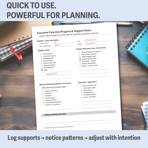 Puede incluir: Una hoja blanca de Notas de Progreso y Apoyo de la Funci&oacute;n Ejecutiva con casillas de verificaci&oacute;n y secciones para rellenar. El texto en la parte superior dice "R&Aacute;PIDO DE USAR. POTENTE PARA LA PLANIFICACI&Oacute;N". El texto inferior dice "Registrar apoyos &rarr; notar patrones &rarr; ajustar con intenci&oacute;n".