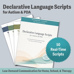 Puede incluir: Un conjunto de libros titulados "Declarative Language Scripts for Autism & PDA". Los libros tienen cubiertas blancas con detalles en verde y turquesa. Un sello turquesa dice "50 Real-Time Scripts". El texto en la parte inferior dice "Low-Demand Communication for Home, School, & Therapy."