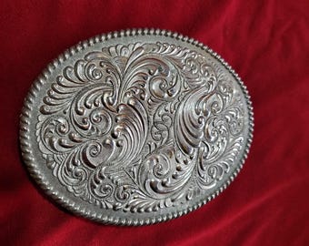 Hebilla de cinturón estilo western de Silver Mountain Buckle Co., con diseño floral grabado y ornamentado, fabricada en EE. UU., accesorio vaquero rockabilly.