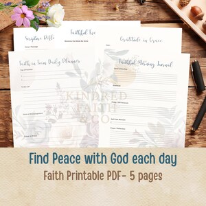 Pode incluir: Páginas de diário de fé imprimíveis com desenhos florais. As páginas incluem instruções para reflexão diária, gratidão e escrituras. O texto "Find Peace with God each day" é visível.