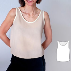 Könnte beinhalten: Ein ärmelloses beiges Tanktop mit einem dezenten vertikalen Nadelstreifenmuster und einem kontrastierenden weißen Saum entlang des Rundhalsausschnitts und der Armausschnitte. Das Kleidungsstück wird neben einer schwarz-weißen Skizze gezeigt.