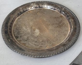 Plateau de service rond percé en métal argenté 12 po. Wm Rogers