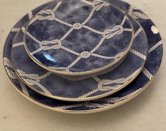 Assiettes nautiques antiques corde et noeuds en céramique blanche et bleue, garnitures dorées, 3 pièces