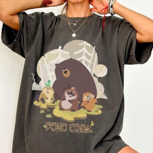 Può includere: Un set di tre tazze in ceramica con finitura maculata e opaca. Le tazze sono nei toni del crema, grigio chiaro e grigio scuro. Ogni tazza ha un design semplice e minimalista, perfetto per caffè o tè.