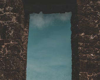 Door de tijd | Dunluce Castle venster fotografie print | Noord-Ierland | Sfeervol kunstlandschap