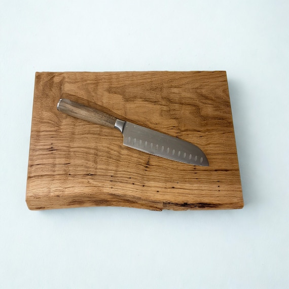 Schneidebrett aus massiver Eiche mit Naturkante– 40 × 25-30 cm | Handgemachtes Holzbrett als Küchenhelfer & Servierbrett | Naturholz