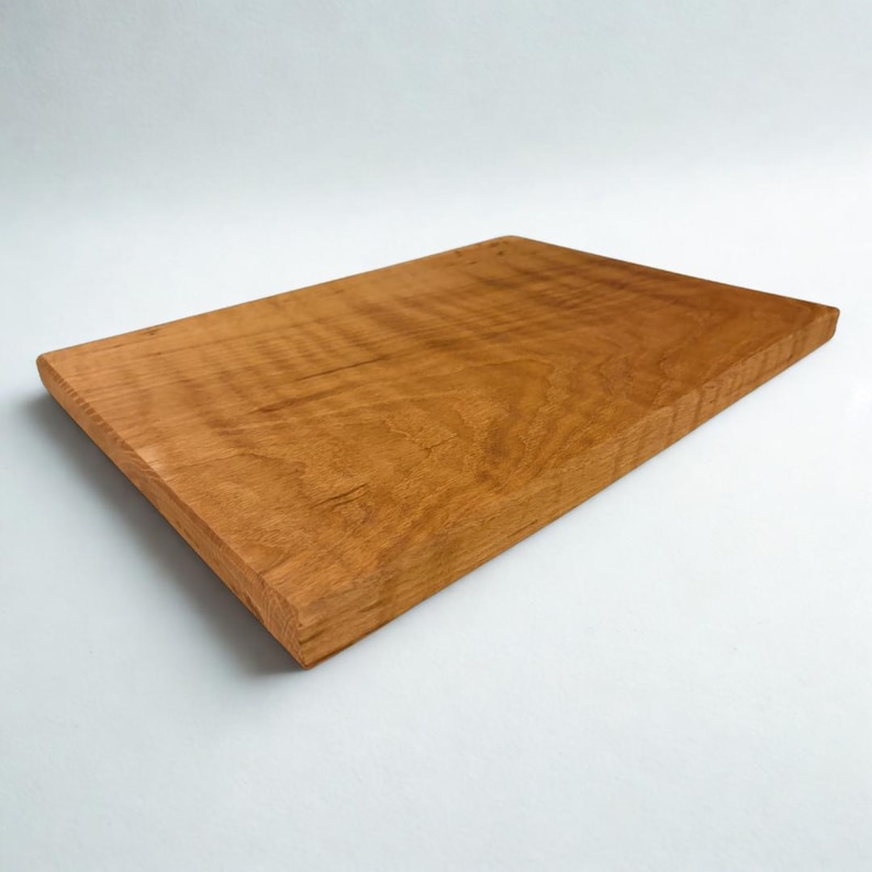Solid oak cutting board with natural edge – 40×25-30cm | Handmade wooden board as a kitchen helper & serving board | Natural wood ohne Baumkante