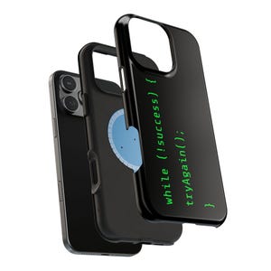 Puede incluir: Funda de teléfono negra con un fragmento de código verde: "while (!success) { tryAgain(); }." La imagen muestra la funda en capas, revelando la cámara del teléfono y un diseño azul claro y blanco.
