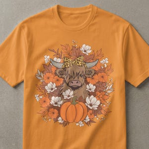 Herfst T-shirt hooglandkoe | Schattige harige koe pompoen luipaard strik herfstbladeren gezellige bloemen boerderij dieren T-shirt cadeau