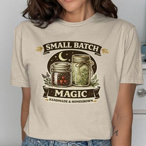 T-shirt magique en petite série, design artisanal fait main, petits pots Mason, herbes aromatiques, esthétique cottage, style campagnard sorcière