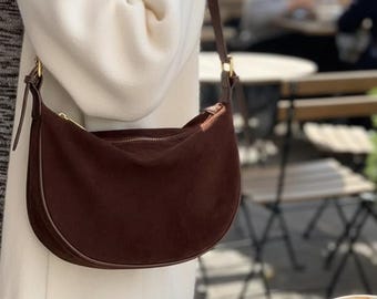 Schokoladenbraune Wildleder Crescent Hobo Bag - Slouchy Schultertasche mit Gold-Hardwares