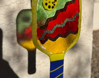 Acchiappasole in vetro fuso a forma di racchetta da pickleball con dettagli dicroici. Regalo per il pickleball.