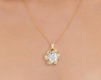 Naszyjnik z wisiorkiem z moissanitem w kolorze złota 14K • Kwiatowy urok z diamentowym akcentem