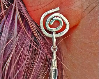 Boucles d'oreilles à breloque kayak en argent sterling faites main avec tiges tourbillonnantes