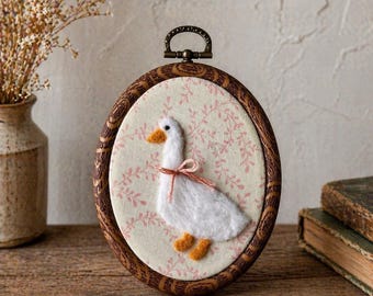 Arte de aro con ganso de fieltro de aguja / Ganso blanco con lazo rosa, decoración de imitación madera