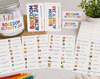 Puede incluir: Un frasco de vidrio lleno de tiras de papel etiquetado como BOREDOM ACTIVITY JAR, acompañado de dos tarjetas verticales, dos etiquetas rectangulares y cuatro hojas de papel con listas de actividades con iconos coloridos y texto en arcoíris.