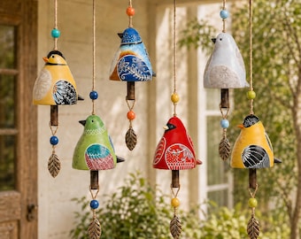 Handbeschilderde hars vogel windgong, kleurrijke folkloristische tuindecoratie om op te hangen.
