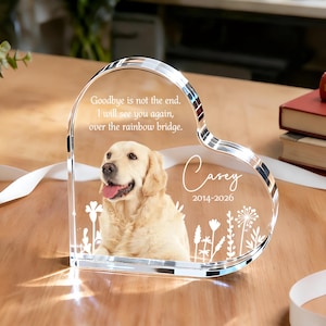 Può includere: Un ricordo di cristallo a forma di cuore con una foto di un golden retriever, il nome "Casey" e le date 2014-2026. L'iscrizione recita "Goodbye is not the end. I will see you again, over the rainbow bridge."