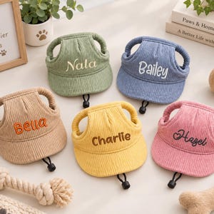 Puede incluir: Cinco viseras de pana para mascotas en verde salvia, azul, beige, amarillo y rosa. Cada visera cuenta con orificios para las orejas, un cordón negro ajustable y los nombres bordados Nala, Bailey, Bella, Charlie y Hazel en colores contrastantes.
