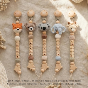 Puede incluir: Cinco clips para chupete con cuentas de madera, dijes de estrella y cabezas de animales tejidas: zorro, oso, koala, elefante y jirafa. Cuentas de letras personalizadas. Texto: Max 8 letters (8 beads). <6 letters: 6-bead design, unused become hearts. Same for 7 letters: extra bead = heart. For 6 or 8 letters: all beads letters.