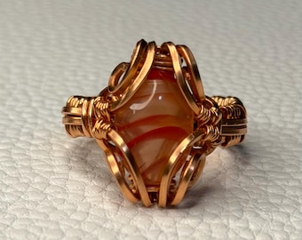 Anillo de cornalina envuelto en alambre: joyería artesanal llamativa para hombres y mujeres.