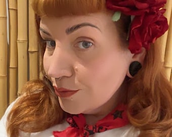Pinza para el cabello con forma de rosa de terciopelo rojo estilo rockabilly de BERNIE