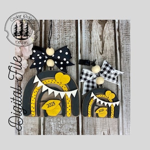 Può includere: Ornamenti di laurea in legno a forma di arcobaleno, neri, gialli e bianchi. Ogni ornamento presenta un cappello di laurea con l'anno 2023, uno striscione e un fiocco decorativo. Progettato per essere appeso.