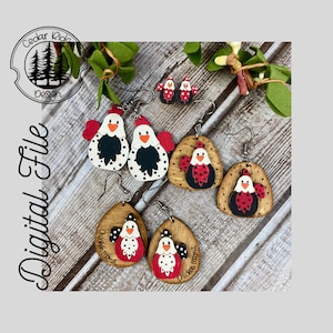 Puede incluir: Un conjunto de seis pendientes de madera con un diseño de pollo. Los pendientes están pintados en rojo, negro y blanco con lunares. Los pendientes tienen forma de pollo y tienen un pequeño bucle para colgar. Los pendientes están etiquetados como "Chicken Mama".