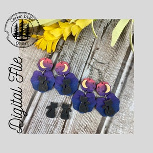 Pode incluir: Um par de brincos pendentes com um design degradê roxo, rosa e azul. Cada brinco apresenta uma lua crescente com estrelas e uma silhueta de gato preto. Duas silhuetas de gato preto adicionais estão incluídas.