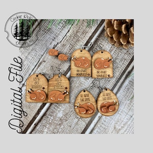 Pode incluir: Seis pares de brincos de madeira com designs temáticos de Ação de Graças. Os brincos apresentam uma silhueta de peru com vários dizeres, incluindo "Let's Get Stuffed", "Go Stuff Yourself" e "All About That Baste".