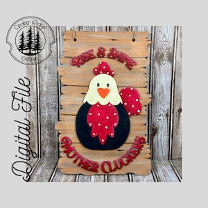 Puede incluir: Un letrero de madera con una ilustración de pollo rojo y blanco y el texto "Rise & Shine Mother Cluckers".