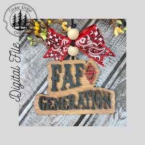 Può includere: Ciondolo in legno con un fiocco di bandana rosso e il testo "FAF GENERATION" in lettere nere. Il ciondolo ha un simbolo di bersaglio rosso con un contorno nero.