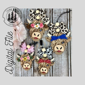 Può includere: Cinque ornamenti per la testa di mucca Highland con fiocchi di diversi colori. I fiocchi sono a quadri rosa e bianchi, a stampa leopardata, blu e rosso e bianco a pois. Gli ornamenti sono in legno e dipinti di marrone con segni bianchi e neri. Le mucche hanno occhi neri e nasi rosa.