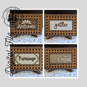 Peut inclure: Quatre panneaux en bois avec un cadre en rotin tissé et un fond blanc. Les panneaux présentent les mots "Welcome", "gather", "Farmhouse" et "Simply Blessed".