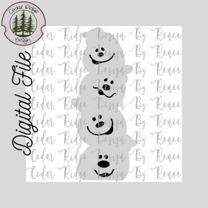 Könnte beinhalten: Eine digitale Datei mit einem gestapelten Schneemann-Design. Der Schneemann ist grau mit schwarzen Augen und einem lächelnden Mund. Der Text "Digital File" befindet sich auf der linken Seite, und das Cedar Ridge Design-Logo befindet sich in der oberen linken Ecke.