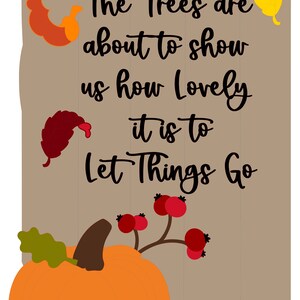 K&ouml;nnte beinhalten: Ein braunes Holzschild mit einem Herbstzitat: "The Trees are about to show us how lovely it is to Let Things Go". Das Schild ist mit einem K&uuml;rbis, Bl&auml;ttern und Beeren verziert.