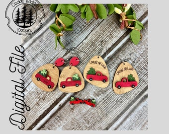 Può includere: Un set di tre orecchini in legno con un camioncino rosso con un design a trifoglio e il testo "Loads of Luck". Gli orecchini sono su uno sfondo di legno.