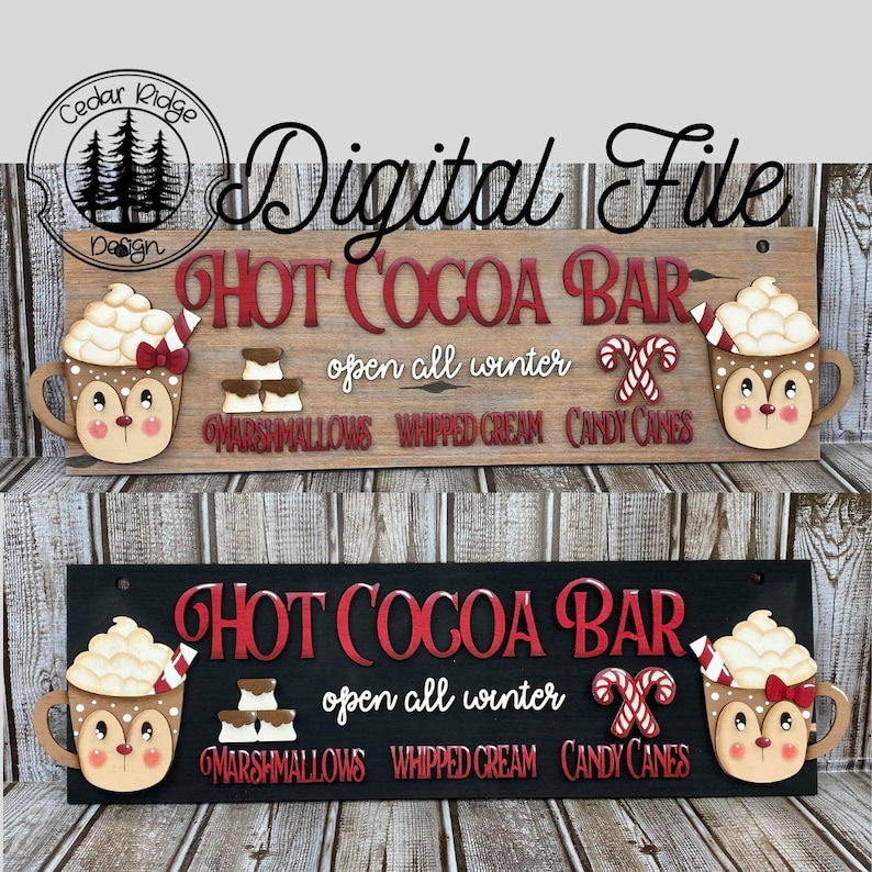 K&ouml;nnte beinhalten: Zwei Holzschilden mit dem Text "HOT COCOA BAR" in roten Buchstaben. Die Schilder sind mit einem Rentier verziert, das eine Tasse hei&szlig;e Schokolade h&auml;lt, Marshmallows, Schlagsahne und Zuckerstangen. Der Text "open all winter" steht unter dem Haupttext.