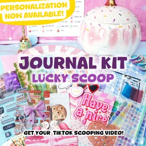 Może przedstawiać: Zestaw do dziennika z różnymi artykułami papierniczymi, w tym naklejkami, kartkami i elementami dekoracyjnymi. Zestaw zawiera duży pojemnik w kształcie lodu z pokrywką. Tekst na zdjęciu brzmi "Journal Kit Lucky Scoop" i "Personalization Now Available!"