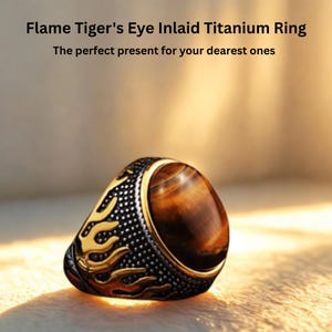 Puede incluir: Un anillo de titanio con una incrustación de ojo de tigre en forma de llama. El anillo tiene un borde dorado y un diseño de llama en los laterales. El texto de la imagen dice: "Flame Tiger's Eye Inlaid Titanium Ring".