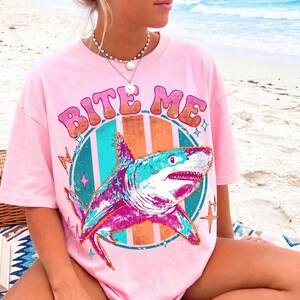 Camiseta "Muérdeme, tiburón", divertida camiseta de verano para la playa, tiburón blanco atrevido, humor retro y colorido sobre tiburones. imagen 1