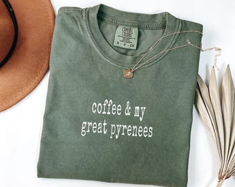 Camiseta "Café y mis Grandes Pirineos" de Comfort Colors, regalo para amantes de los perros, camiseta para dueños de mascotas, mamá de los Grandes Pirineos, camiseta para amantes del café