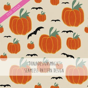 Könnte beinhalten: Ein nahtloses Musterdesign mit handgezeichneten orangefarbenen Kürbissen mit grünen Stielen und schwarzen Fledermäusen auf hellbeigem Hintergrund. Das Bild enthält den Text HAND-DRAWN und DUNJADESIGNSMAGIC SEAMLESS PATTERN DESIGN.
