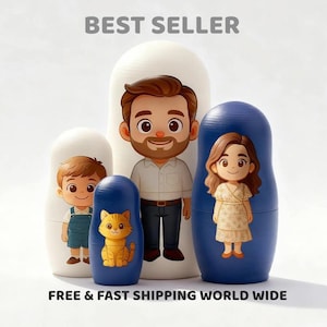 Może przedstawiać: Zestaw pięciu lalek matrioszek z ilustracjami z kreskówek. Lalki przedstawiają czteroosobową rodzinę i kota, z napisem "BEST SELLER" na górze. Lalki są białe i niebieskie, a lalka z kotem jest niebieska.