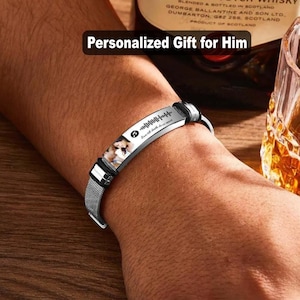 Puede incluir: Una pulsera plateada con una banda de malla y una placa personalizada. La placa presenta una foto, una forma de onda musical y el texto "Love till death do us apart". La imagen también incluye el texto "Personalized Gift for Him."