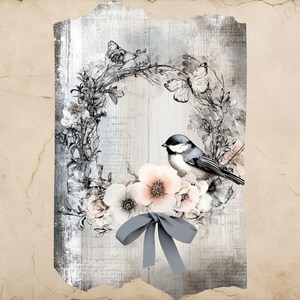Puede incluir: Ilustraci&oacute;n de estilo vintage que presenta un p&aacute;jaro posado en una corona floral con mariposas. La corona incluye flores blancas y rosadas, con un lazo gris en la parte inferior. El fondo tiene una textura de madera envejecida.