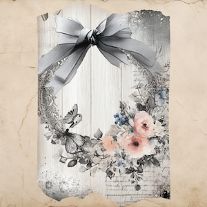Puede incluir: Un dise&ntilde;o de corona decorativa con un gran lazo gris en la parte superior. La corona est&aacute; adornada con mariposas, flores en tonos rosa y azul, y follaje. El fondo tiene una textura de madera envejecida con escritura.
